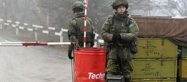 Нуқтаи назоратии нерӯҳои сулҳбони Русия дар долони Лочин Нуқтаи назоратии нерӯҳои сулҳбони Русия дар долони Лочин - Sputnik Тоҷикистон