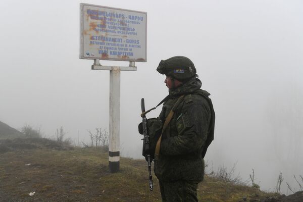 Российский миротворец на блокпосту в Лачинском коридоре - Sputnik Таджикистан