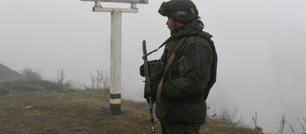 Российский миротворец на блокпосту в Лачинском коридоре - Sputnik Тоҷикистон
