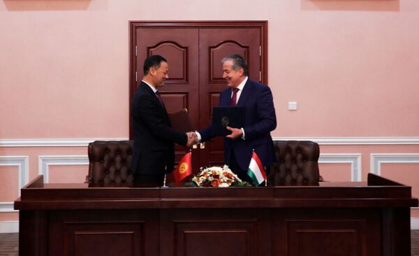 Визит главы МИД Кыргызстана в Душанбе: итоги встречи с Сироджиддином Мухриддином Визит главы МИД Кыргызстана в Душанбе: итоги встречи с Сироджиддином Мухриддином - Sputnik Таджикистан