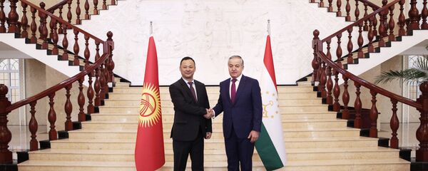 Встреча главы МИД Таджикистана Сироджиддина Мухриддина и главы МИД Кыргызстана Руслана Казакбаева - Sputnik Тоҷикистон