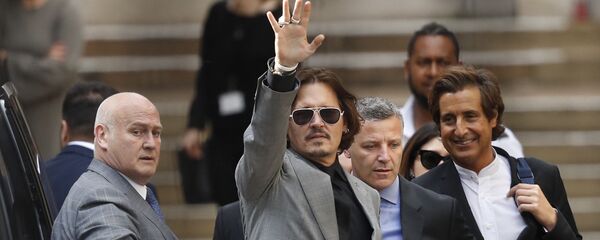 Актер Джонни Депп машет рукой, когда уходит после окончания судебного процесса в Высоком суде Лондона Актер Джонни Депп машет рукой, когда уходит после окончания судебного процесса в Высоком суде Лондона - Sputnik Таджикистан