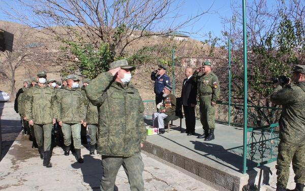 Военные 201-й базы РФ поздравили 108-летнего ветерана с Днем артиллерии - Sputnik Таджикистан