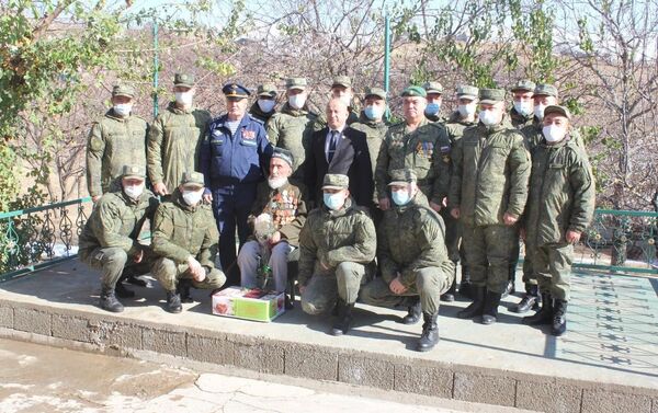 Военные 201-й базы РФ поздравили 108-летнего ветерана с Днем артиллерии - Sputnik Таджикистан