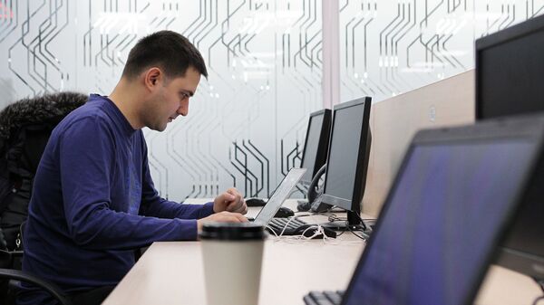 Мужчина в кабинете бизнес-инкубатора в технопарке в сфере высоких технологий  - Sputnik Таджикистан