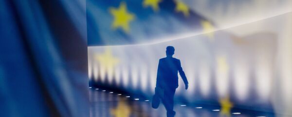 Отражение мужчины на фоне флага ЕС Отражение мужчины на фоне флага ЕС - Sputnik Таджикистан
