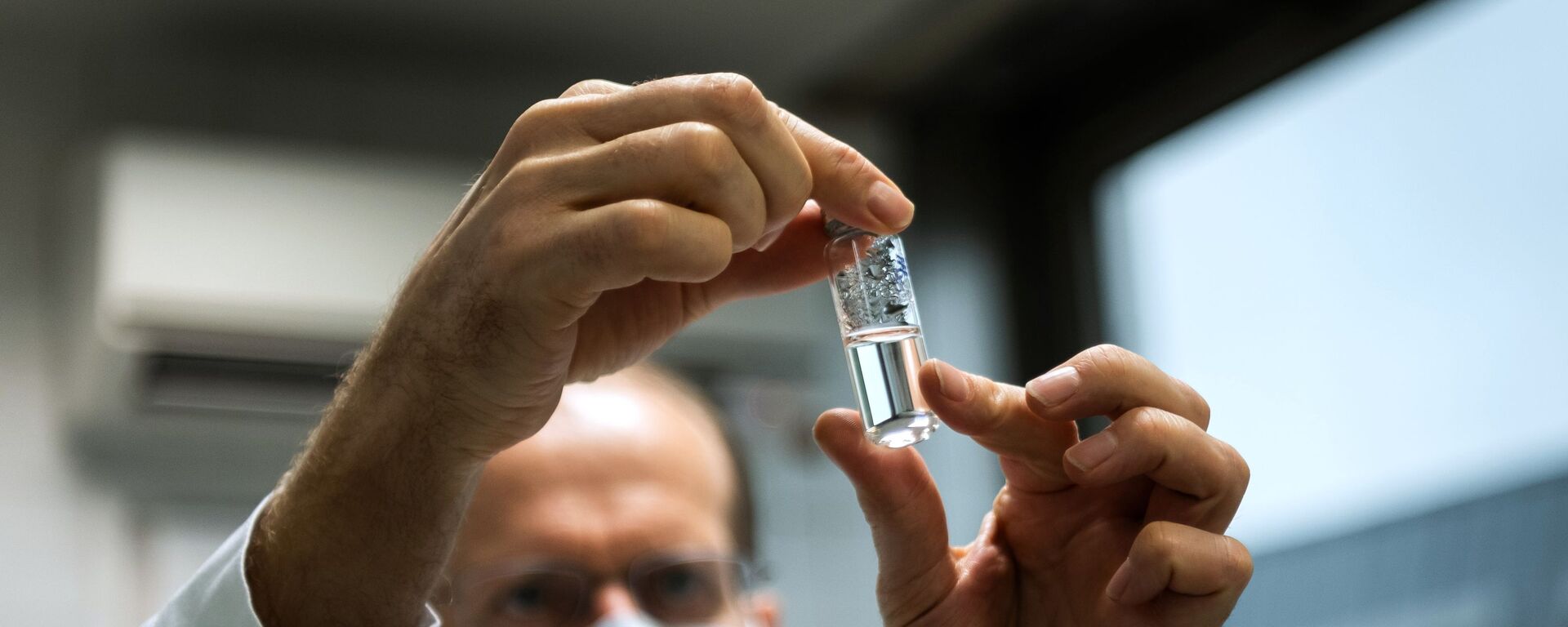 Российская вакцина от коронавируса Спутник V доставлена в Венгрию для клинических исследований - Sputnik Таджикистан, 1920, 06.03.2021
