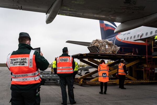 Самолет авиакомпании Аэрофлот доставляет российскую вакцину от коронавируса Спутник V в Венгрию для клинических исследований - Sputnik Таджикистан