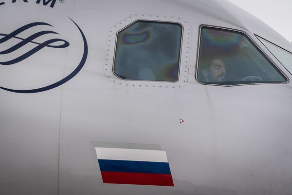 Самолет авиакомпании Аэрофлот доставляет российскую вакцину от коронавируса Спутник V в Венгрию для клинических исследований - Sputnik Таджикистан