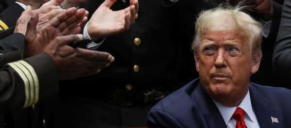 Президент США Дональд Трамп после подписания распоряжения о реформе полиции в Розовом саду Белого дома США Президент США Дональд Трамп после подписания распоряжения о реформе полиции в Розовом саду Белого дома США - Sputnik Таджикистан