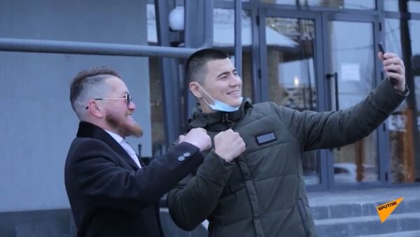 Парковщик из Казахстана прославился благодаря своему сходству с Конором Макгрегором - Sputnik Таджикистан