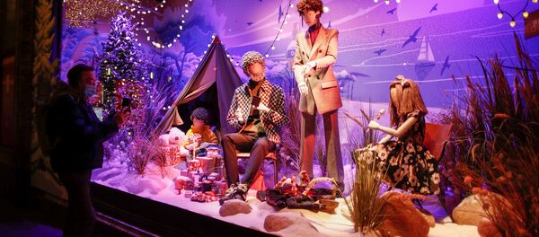 Рождественское оформление витрины в Париже  - Sputnik Таджикистан