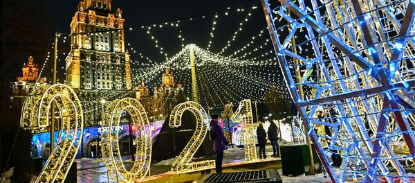 Новогодняя иллюминация на набережной Тараса Шевченко в Москве Новогодняя иллюминация на набережной Тараса Шевченко в Москве - Sputnik Тоҷикистон