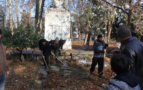 Реставрация памятника героям-связистам в городе Вахдат - Sputnik Таджикистан