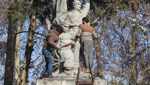 Реставрации памятника героям-связистам в городе Вахдат - Sputnik Таджикистан