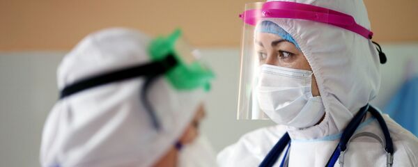 Медицинские работники в инфекционной больнице - Sputnik Тоҷикистон