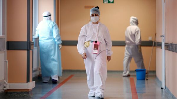 Медицинские работники в инфекционной больнице - Sputnik Таджикистан