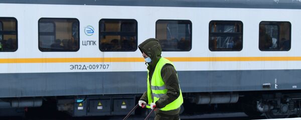Сотрудник коммунальных служб во время уборки платформы на вокзале, архивное фото - Sputnik Таджикистан