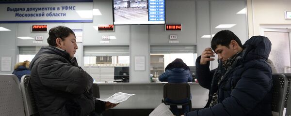 Выдача первых патентов в Едином миграционном центре  - Sputnik Тоҷикистон