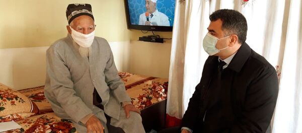 Асозода Дилшод Алимурод глава города Нурек  посетил ветерана ВОВ  Гулов Малах - Sputnik Тоҷикистон