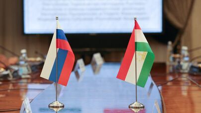 Флаги на переговорах верхних палат парламентов России и Таджикистана