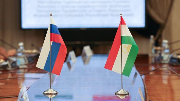 Флаги на переговорах верхних палат парламентов России и Таджикистана - Sputnik Тоҷикистон