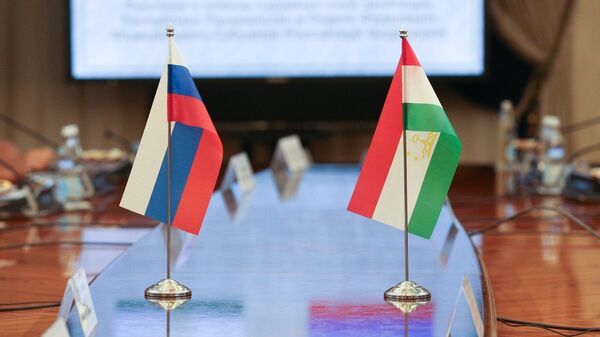 Флаги на переговорах верхних палат парламентов России и Таджикистана - Sputnik Тоҷикистон