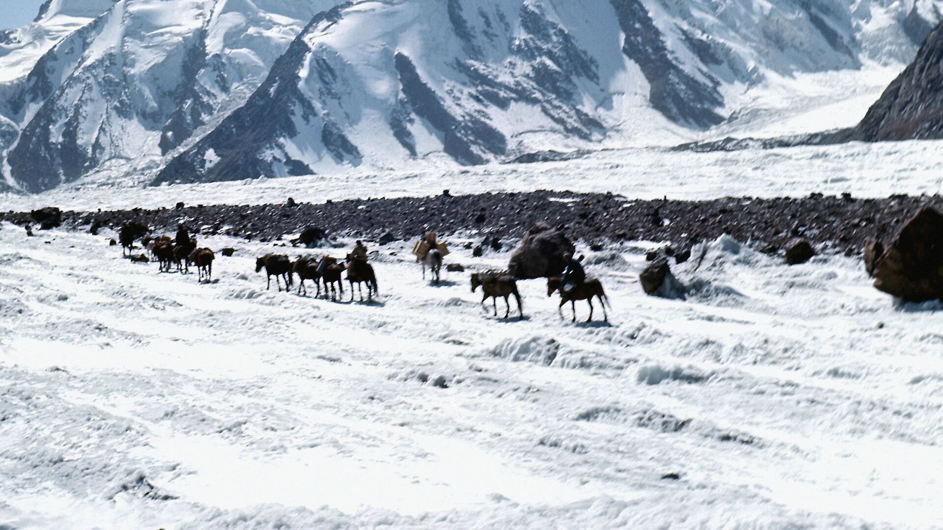 Ледник Федченко в горах Памир в Таджикистане. - Sputnik Таджикистан, 1920, 29.11.2021