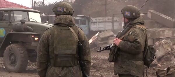 Российские миротворцы следят за безопасностью в Лачинском коридоре - YouTube - Sputnik Таджикистан