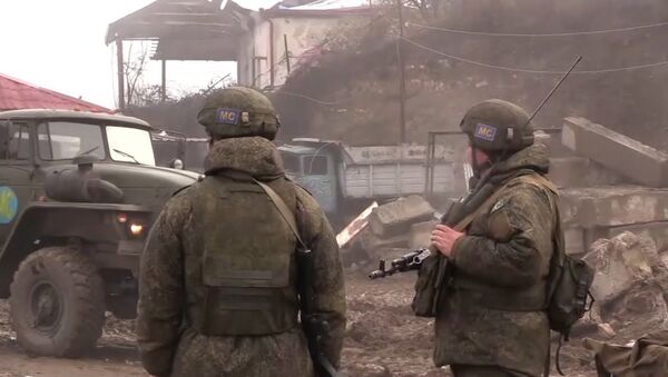 Российские миротворцы следят за безопасностью в Лачинском коридоре - YouTube - Sputnik Таджикистан