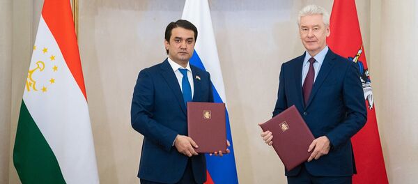 Мэр Москвы Сергей Собянин и председатель (глава) города Душанбе, председатель верхней палаты Высшего собрания (парламента) Республики Таджикистан Рустами Эмомали - Sputnik Тоҷикистон
