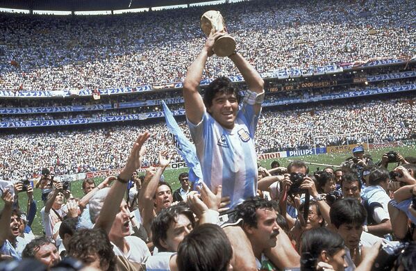 Диего Марадона после победы сборной Аргентины в финальном матче со сборной Германии в рамках ЧМ1986 в Мексике - Sputnik Таджикистан