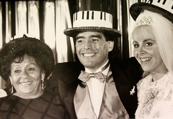 Аргентинский футболист Диего Марадона с женой Клаудией и мамой на свадьбе, 1989 год - Sputnik Таджикистан