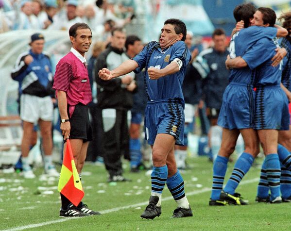  Капитан сборной Аргентины по футболу Диего Марадона празднует забитый гол в матче с Грецией на чемпионате мира в 1994 году - Sputnik Таджикистан