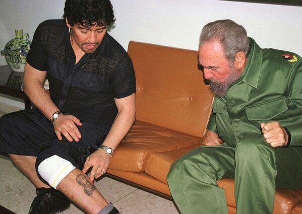 Легенда футбола Диего Марадона и президент Кубы Фидель Кастро во время встречи на Кубе, 2001 год - Sputnik Таджикистан