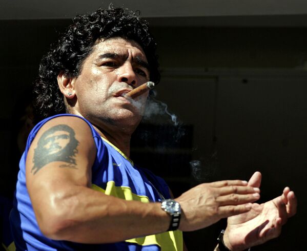 Легенда футбола Диего Марадона с кубинской сигарой и татуировкой Че Гевары, 2006 год - Sputnik Таджикистан