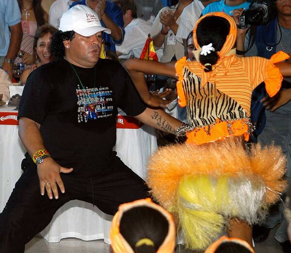 Легенда футбола Диего Марадона танцует на вечеринке в честь завершения карьеры колумбийского футболиста Карлоса Вальдеррамы, 2004 год - Sputnik Таджикистан