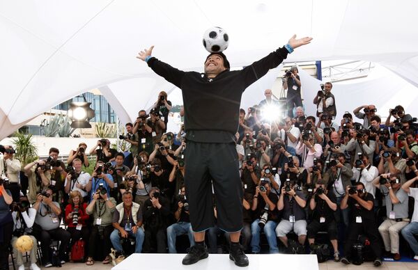 Легенда футбола Диего Марадона позирует во время презентации документального фильма о себе в Каннах, 2008 год - Sputnik Таджикистан