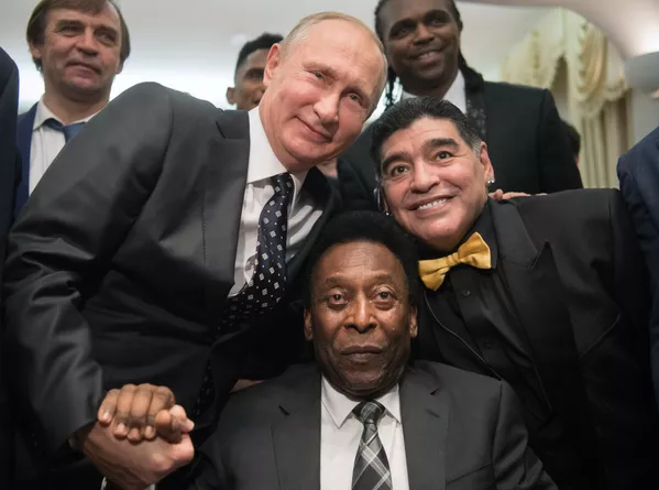 Президенти Русия Владимир Путин, ситораи футболи Бразилия Пеле ва ситораи Аргентина Диего Марадона Президенти Русия Владимир Путин, ситораи футболи Бразилия Пеле ва ситораи Аргентина Диего Марадона - Sputnik Тоҷикистон