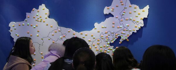 Жителя Китая смотрят на карту Жителя Китая смотрят на карту - Sputnik Таджикистан