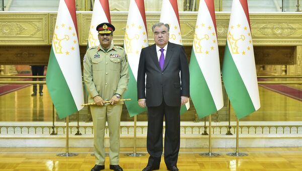 Эмомали Рахмон встретился с начальником Генерального штаба армии Исламской Республики Пакистан генералом Надимом Раза - Sputnik Таджикистан