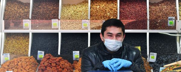 Продавец в медицинской маске рынке - Sputnik Таджикистан