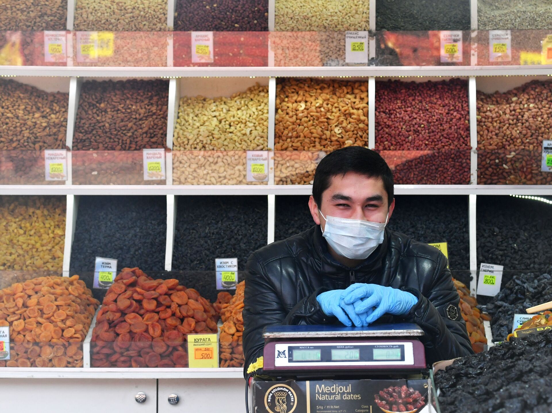 Таджик на рынке. Преображенский рынок. Мёд на рынке Таджикистан. Экономика Таджикистана. Продавцы рынка в масках.