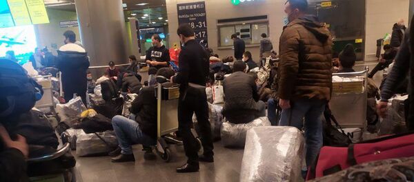 Граждане Таджикистана улетают на родину рейсом через Самарканд Граждане Таджикистана улетают на родину рейсом через Самарканд - Sputnik Тоҷикистон