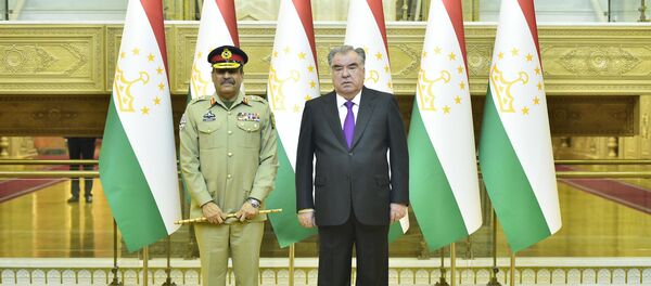 Эмомалӣ Раҳмон, раисиҷумҳури Тоҷикистон ва Надим Раза, сардори Ситоди артиши Покистон Эмомалӣ Раҳмон, раисиҷумҳури Тоҷикистон ва Надим Раза, сардори Ситоди артиши Покистон - Sputnik Тоҷикистон