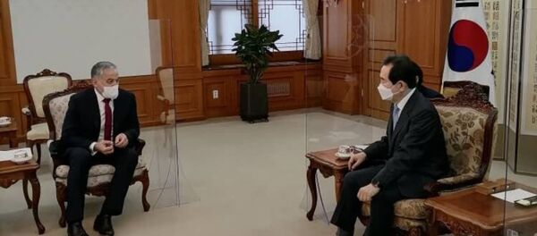 Мулоқоти вазири корҳои хориҷии Тоҷикистон Сироҷиддин Муҳриддин бо Сарвазири Ҷумҳурии Корея Чон Се Гюн  - Sputnik Тоҷикистон