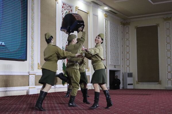 Праздничный концерт Ансамбля песни и пляски Центрального военного округа  - Sputnik Таджикистан