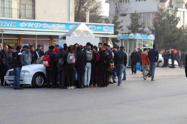 Таъсир ба бозори “мардикорон” -и Хуҷанд: COVID-19 нархи корҳоро арзон кард Таъсир ба бозори “мардикорон” -и Хуҷанд: COVID-19 нархи корҳоро арзон кард - Sputnik Тоҷикистон