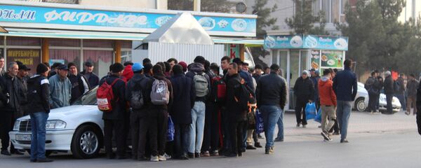 Граждане Таджикистана на рынке труда в городе Худжанде Граждане Таджикистана на рынке труда в городе Худжанде - Sputnik Тоҷикистон