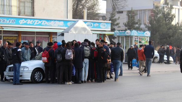 Граждане Таджикистана на рынке труда в городе Худжанде - Sputnik Таджикистан